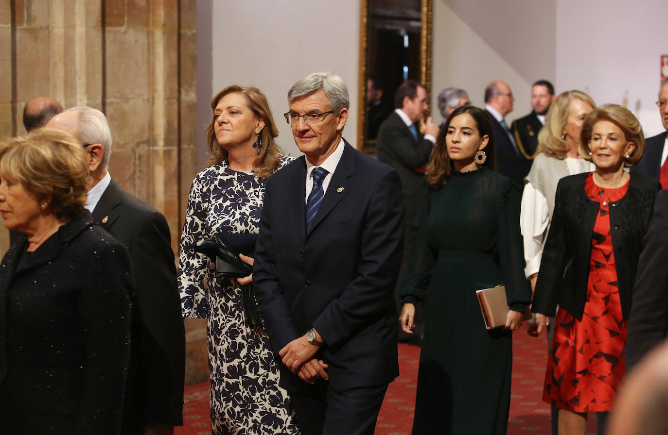 La Princesa de Asturias, en compañía de Felipe VI, ha ejercido este viernes por primera vez como presidenta de honor de la Fundación Princesa de Asturias en la imposición de las insignias a los galardonados en la 39 edición de los premios.