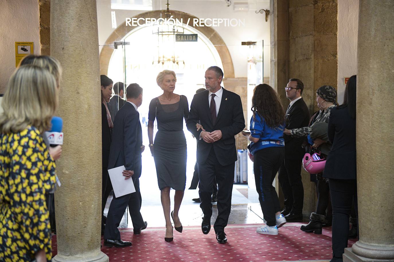 El histórico hotel ovetense ha sido escenario otro año de las tradicionales audiencias presididas por los Reyes, la Princesa de Asturias y la Infanta Leonor. Por el hall del establecimiento se ha visto a una nutrida representación de la vida social, económica o política nacional y regional.