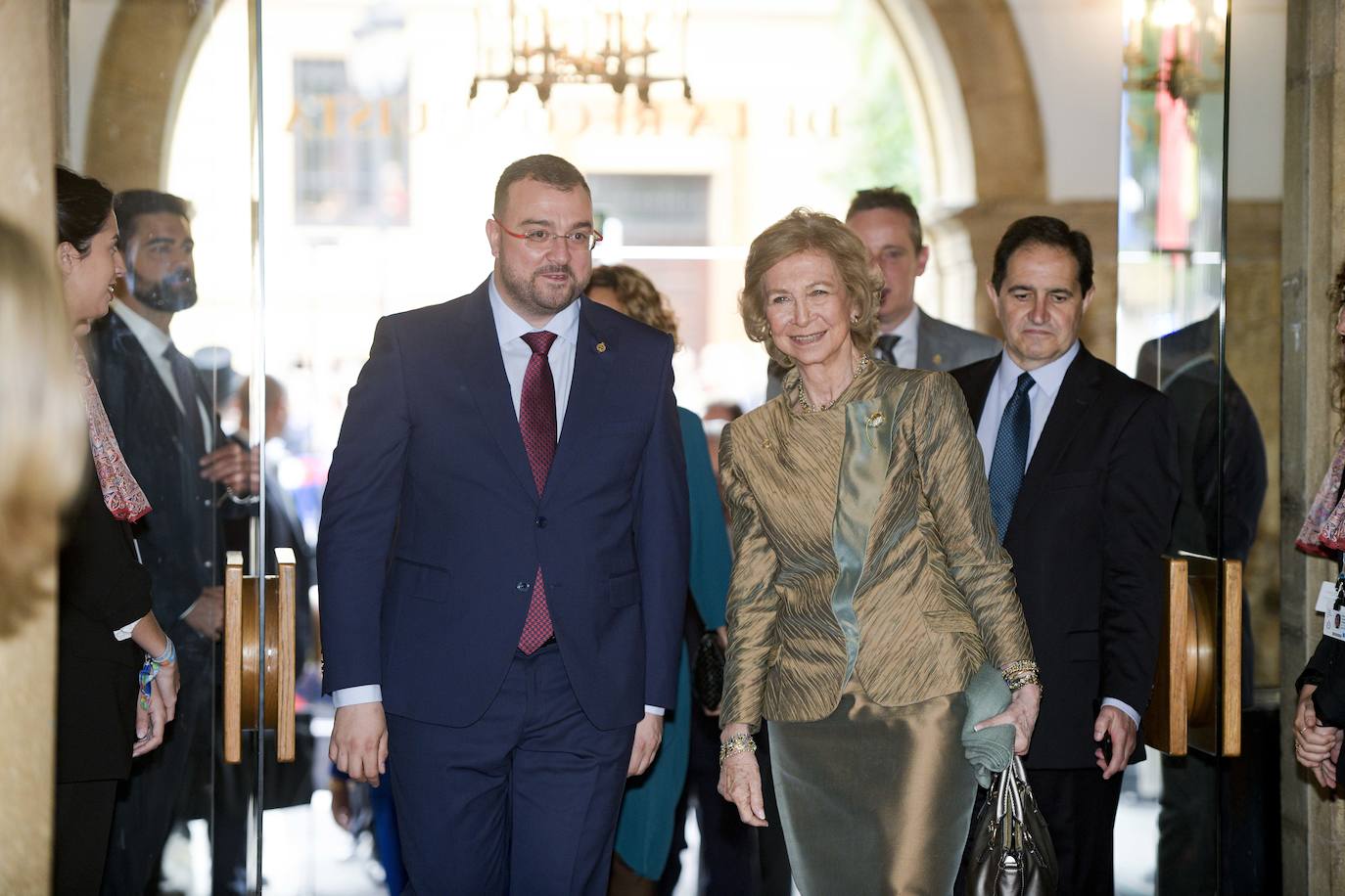 El histórico hotel ovetense ha sido escenario otro año de las tradicionales audiencias presididas por los Reyes, la Princesa de Asturias y la Infanta Leonor. Por el hall del establecimiento se ha visto a una nutrida representación de la vida social, económica o política nacional y regional.