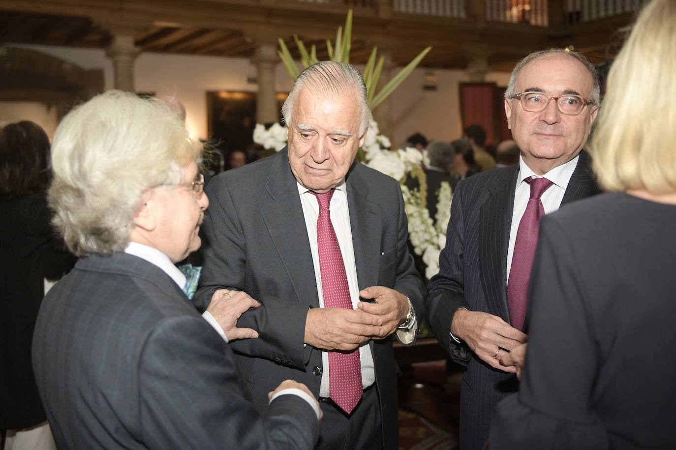 El histórico hotel ovetense ha sido escenario otro año de las tradicionales audiencias presididas por los Reyes, la Princesa de Asturias y la Infanta Leonor. Por el hall del establecimiento se ha visto a una nutrida representación de la vida social, económica o política nacional y regional.