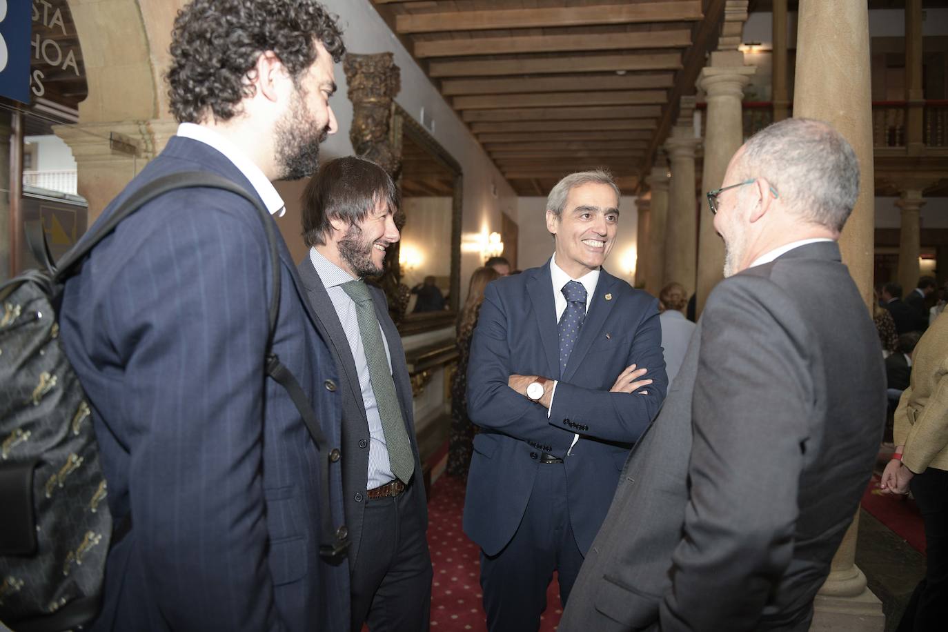 El histórico hotel ovetense ha sido escenario otro año de las tradicionales audiencias presididas por los Reyes, la Princesa de Asturias y la Infanta Leonor. Por el hall del establecimiento se ha visto a una nutrida representación de la vida social, económica o política nacional y regional.