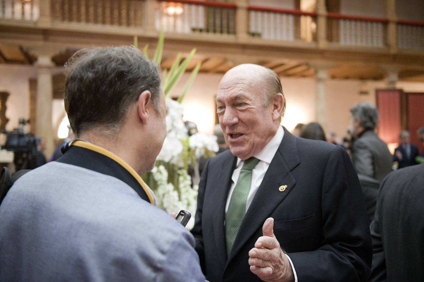 El histórico hotel ovetense ha sido escenario otro año de las tradicionales audiencias presididas por los Reyes, la Princesa de Asturias y la Infanta Leonor. Por el hall del establecimiento se ha visto a una nutrida representación de la vida social, económica o política nacional y regional.