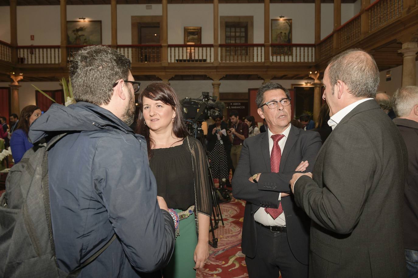 El histórico hotel ovetense ha sido escenario otro año de las tradicionales audiencias presididas por los Reyes, la Princesa de Asturias y la Infanta Leonor. Por el hall del establecimiento se ha visto a una nutrida representación de la vida social, económica o política nacional y regional.