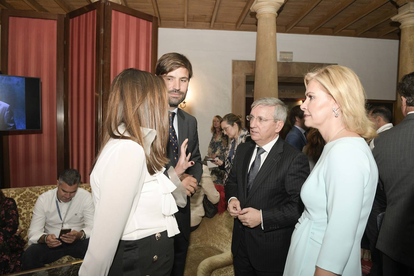 El histórico hotel ovetense ha sido escenario otro año de las tradicionales audiencias presididas por los Reyes, la Princesa de Asturias y la Infanta Leonor. Por el hall del establecimiento se ha visto a una nutrida representación de la vida social, económica o política nacional y regional.