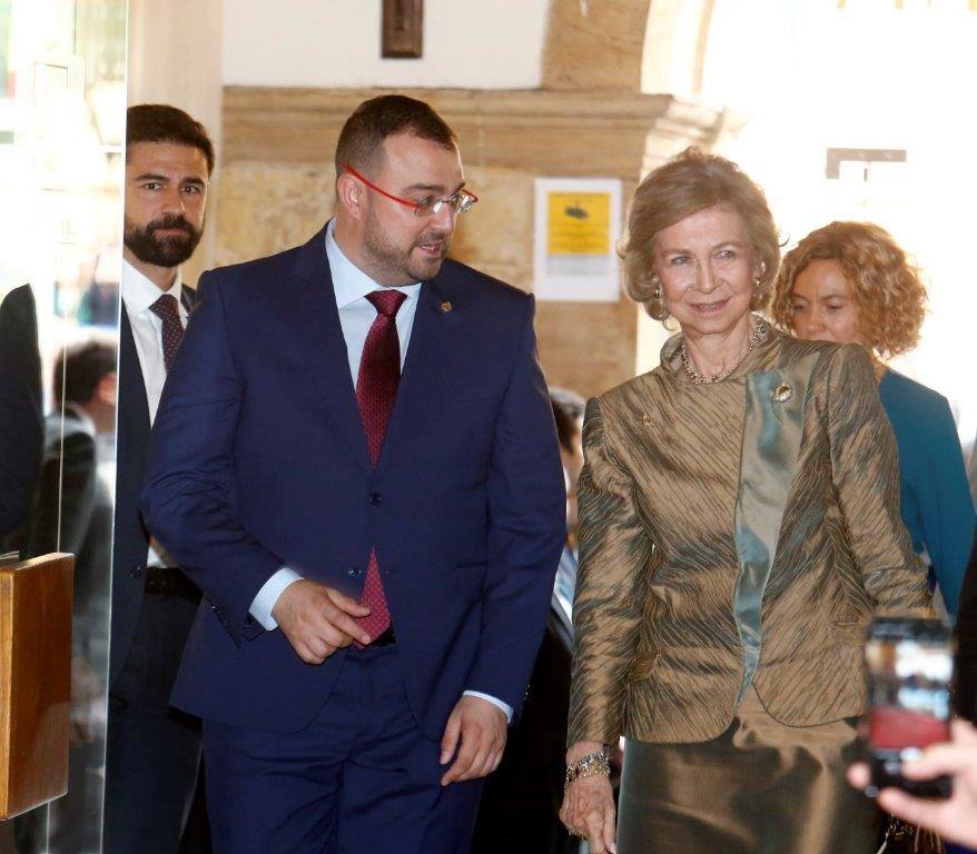 El histórico hotel ovetense ha sido escenario otro año de las tradicionales audiencias presididas por los Reyes, la Princesa de Asturias y la Infanta Leonor. Por el hall del establecimiento se ha visto a una nutrida representación de la vida social, económica o política nacional y regional.