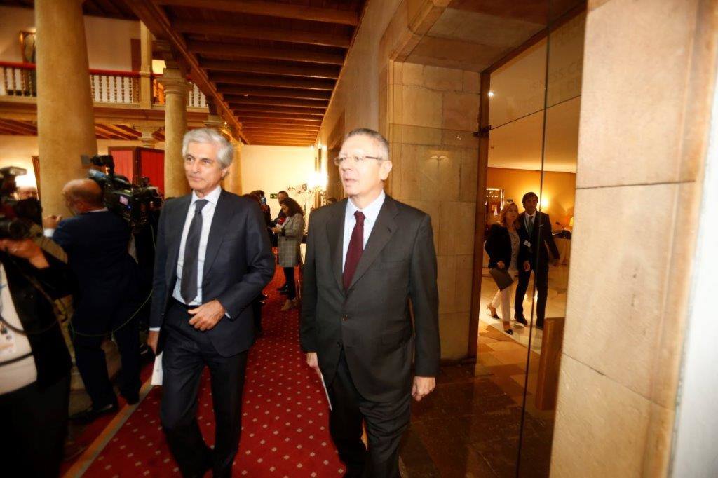 El histórico hotel ovetense ha sido escenario otro año de las tradicionales audiencias presididas por los Reyes, la Princesa de Asturias y la Infanta Leonor. Por el hall del establecimiento se ha visto a una nutrida representación de la vida social, económica o política nacional y regional.