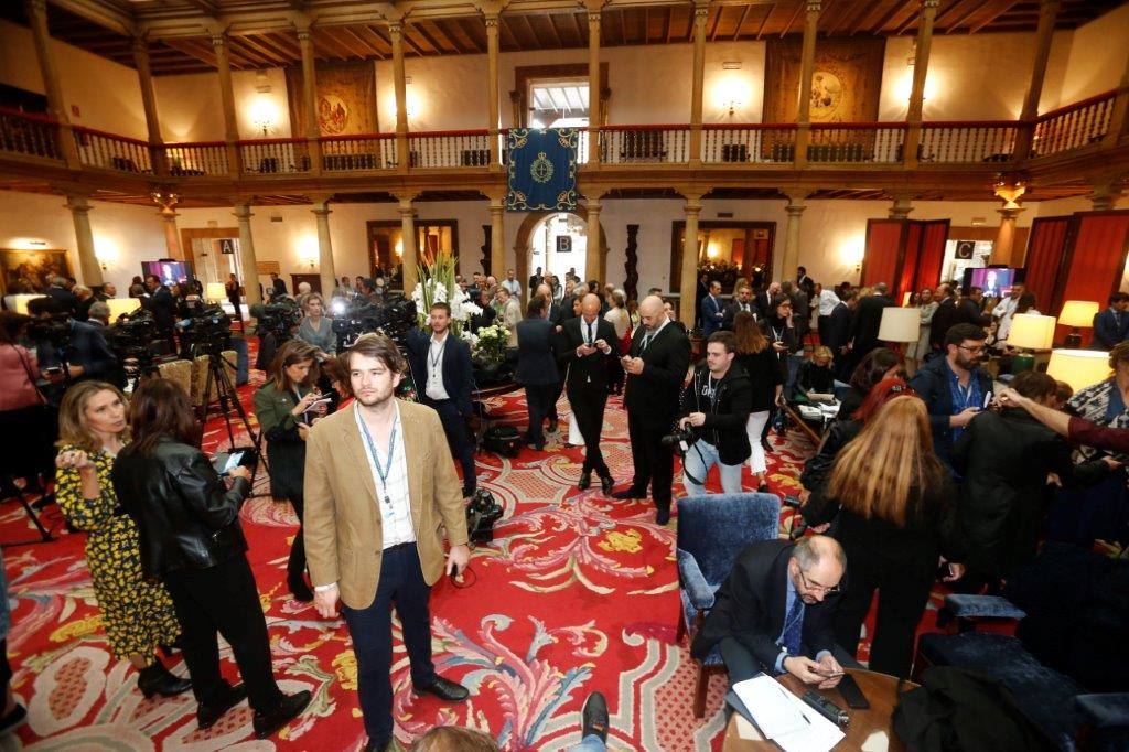 El histórico hotel ovetense ha sido escenario otro año de las tradicionales audiencias presididas por los Reyes, la Princesa de Asturias y la Infanta Leonor. Por el hall del establecimiento se ha visto a una nutrida representación de la vida social, económica o política nacional y regional.