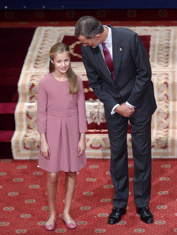 La Princesa Leonor ha sido el principal centro de atención de todos los actos en los que ha participado. Entre los más importantes, la audiencia a los presidentes de los jurados, a los miembros de los patronatos Princesa y Fundación y a los galardonados con los Premios Princesa de Asturias y la ceremonia de entrega en el teatro Campoamor, donde ha dado su primer discurso público.