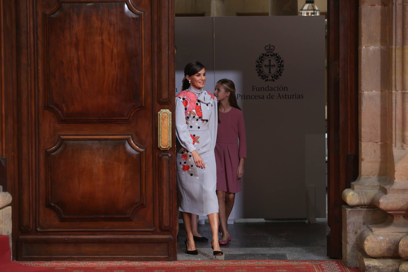 Los Reyes Felipe VI y Letizia, acompañados por la Princesa de Asturias y la Infanta Sofía, recibieron en Oviedo a los ganadores de los Premios Fin de Carrera 2018 de la Universidad de Oviedo, a los galardonados con las 'Medallas de Asturias 2019' y a los presidentes de los jurados, miembros de los patronatos Princesa de Asturias y Fundación Princesa de Asturias.