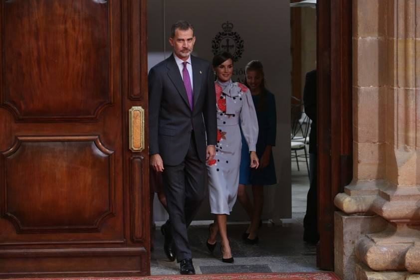 Los Reyes Felipe VI y Letizia, acompañados por la Princesa de Asturias y la Infanta Sofía, recibieron en Oviedo a los ganadores de los Premios Fin de Carrera 2018 de la Universidad de Oviedo, a los galardonados con las 'Medallas de Asturias 2019' y a los presidentes de los jurados, miembros de los patronatos Princesa de Asturias y Fundación Princesa de Asturias.