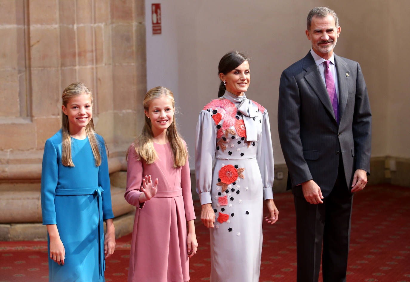 Los Reyes Felipe VI y Letizia, acompañados por la Princesa de Asturias y la Infanta Sofía, recibieron en Oviedo a los ganadores de los Premios Fin de Carrera 2018 de la Universidad de Oviedo, a los galardonados con las 'Medallas de Asturias 2019' y a los presidentes de los jurados, miembros de los patronatos Princesa de Asturias y Fundación Princesa de Asturias.