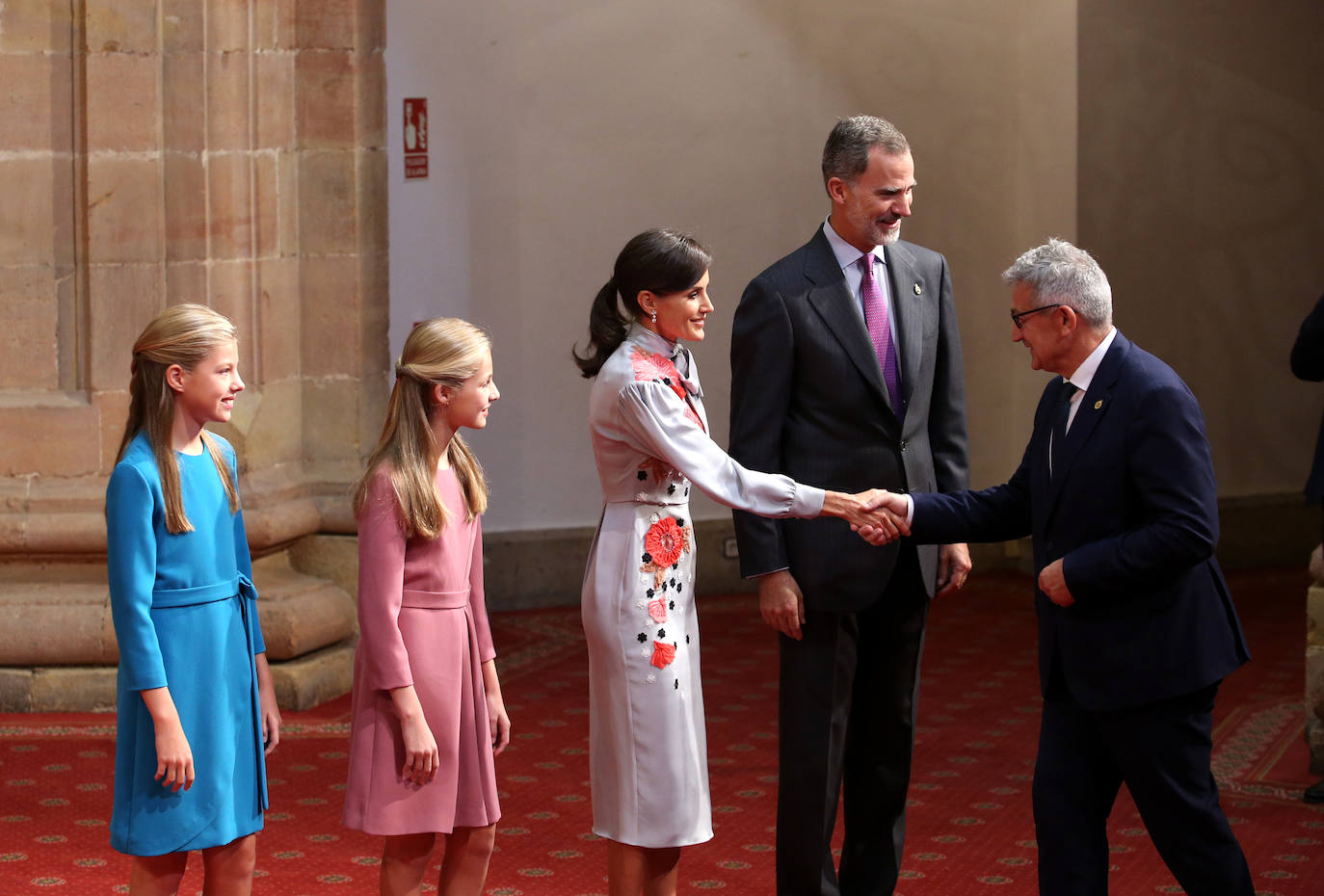 Los Reyes Felipe VI y Letizia, acompañados por la Princesa de Asturias y la Infanta Sofía, recibieron en Oviedo a los ganadores de los Premios Fin de Carrera 2018 de la Universidad de Oviedo, a los galardonados con las 'Medallas de Asturias 2019' y a los presidentes de los jurados, miembros de los patronatos Princesa de Asturias y Fundación Princesa de Asturias.