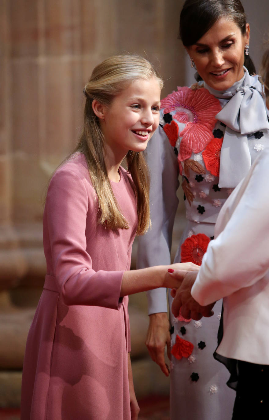 Los Reyes Felipe VI y Letizia, acompañados por la Princesa de Asturias y la Infanta Sofía, recibieron en Oviedo a los ganadores de los Premios Fin de Carrera 2018 de la Universidad de Oviedo, a los galardonados con las 'Medallas de Asturias 2019' y a los presidentes de los jurados, miembros de los patronatos Princesa de Asturias y Fundación Princesa de Asturias.