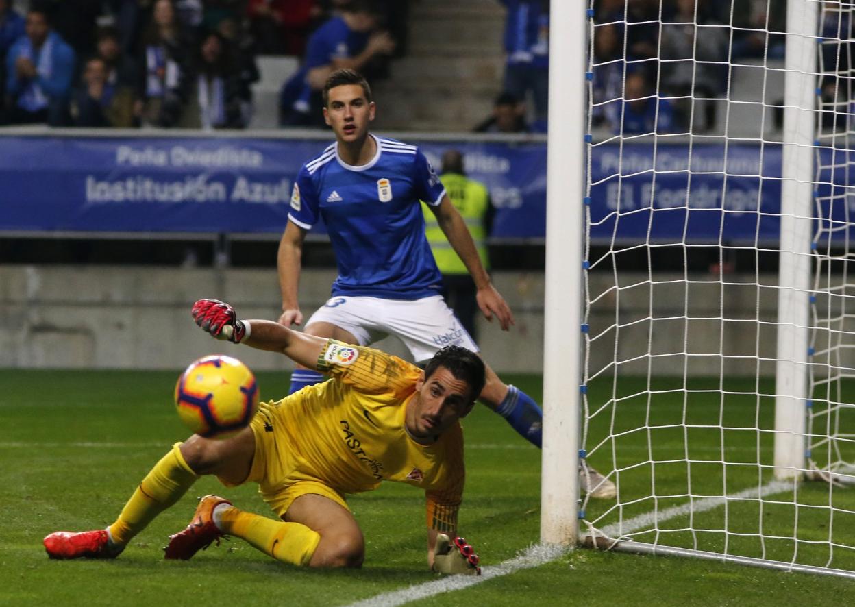 Mariño y Javi Hernández, en el derbi del pasado curso en Oviedo. 