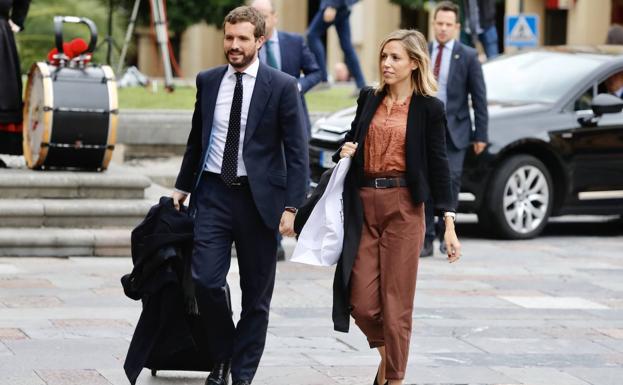 Pablo Casado llega al Reconquista acompañado por su mujer.