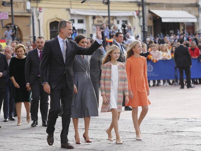 La esperada visita de la Princesa comenzó en la plaza de la Catedral, primer punto en la agenda de la Familia Real dentro del programa de los Premios Princesa de Asturias. 