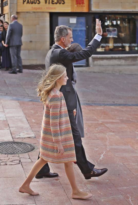 La esperada visita de la Princesa comenzó en la plaza de la Catedral, primer punto en la agenda de la Familia Real dentro del programa de los Premios Princesa de Asturias. 