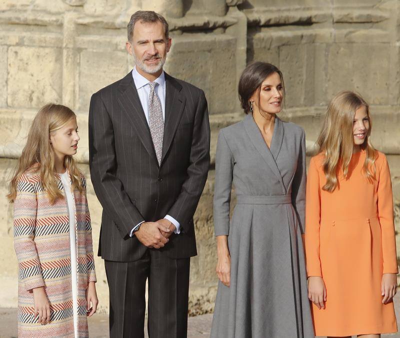 La esperada visita de la Princesa comenzó en la plaza de la Catedral, primer punto en la agenda de la Familia Real dentro del programa de los Premios Princesa de Asturias. 