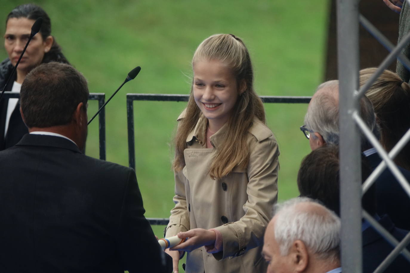El Pueblo Ejemplar 2019 recibe a la Familia Real, que ha visitado una quesería y un llagar.