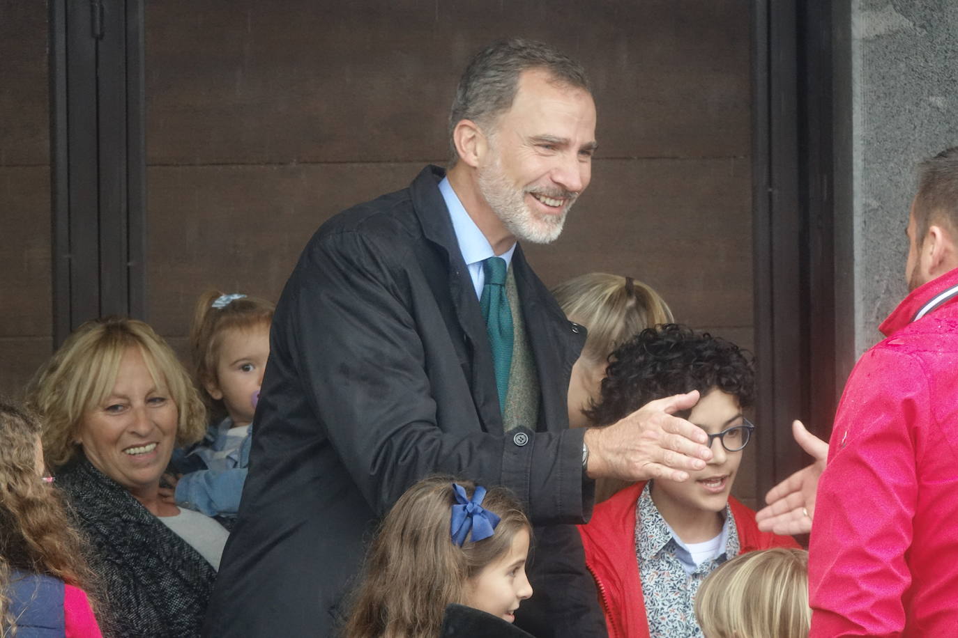 El Pueblo Ejemplar 2019 recibe a la Familia Real, que ha visitado una quesería y un llagar.