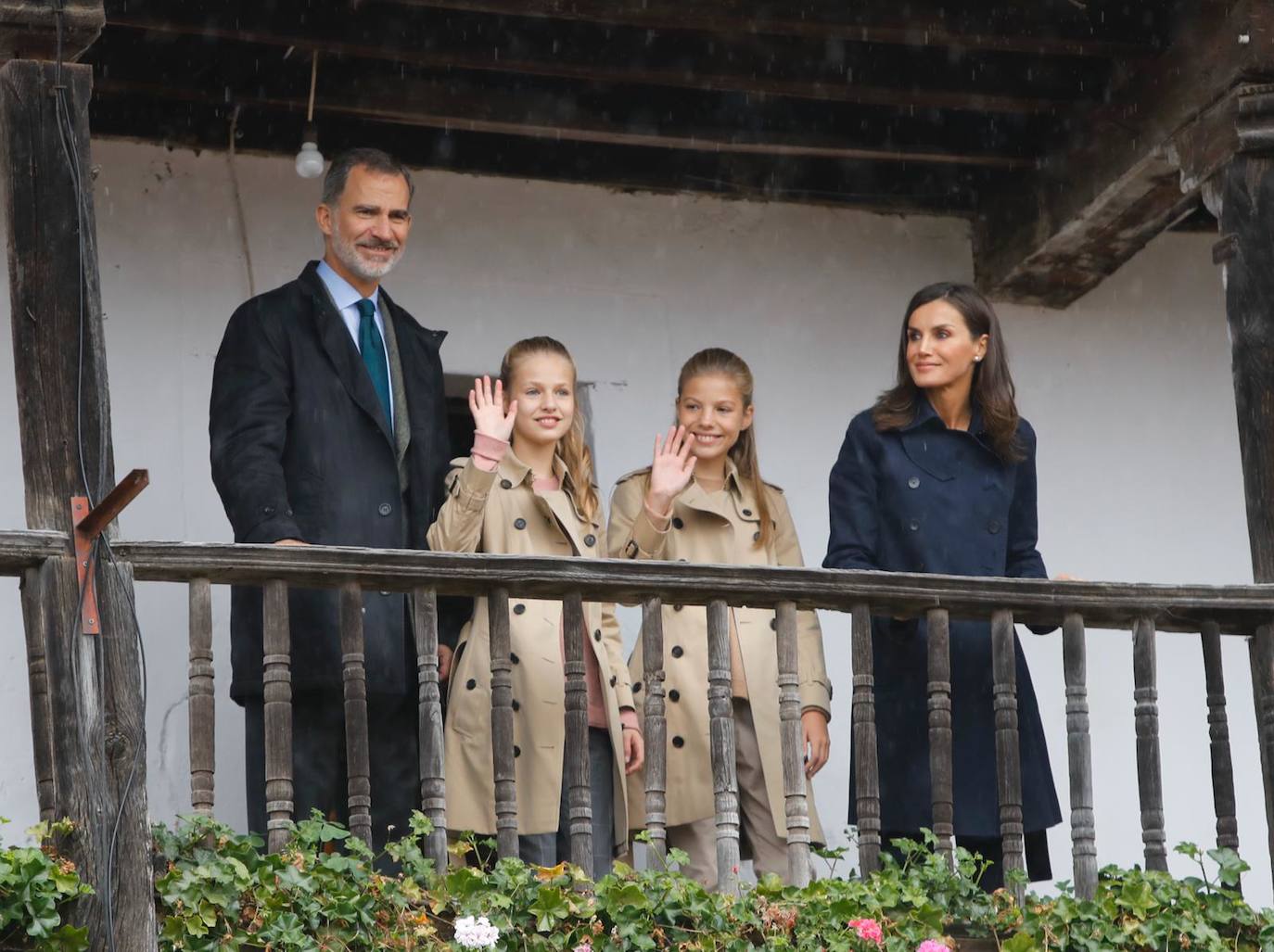 La lluvia no consiguió empañar la visita de la Princesa junto a los Reyes y la Infanta Sofía al Pueblo Ejemplar 2019.