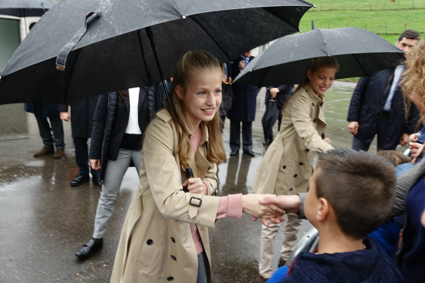 La lluvia no consiguió empañar la visita de la Princesa junto a los Reyes y la Infanta Sofía al Pueblo Ejemplar 2019.