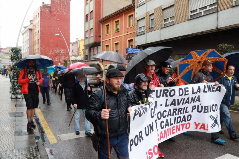 Una marcha convocada por la Plataforma por el soterramiento de las vías de Feve en Langreo, reivindica la culminación de este proyecto