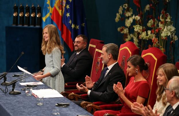 La Princesa Leonor recibe una ovación y sonríe al público, en presencia del presidente del Principado, Adrián Barbón; sus padres los Reyes, la infanta Sofía y el presidente de la Fundación, Luis Fernández-Vega, en la mesa presidencial. 