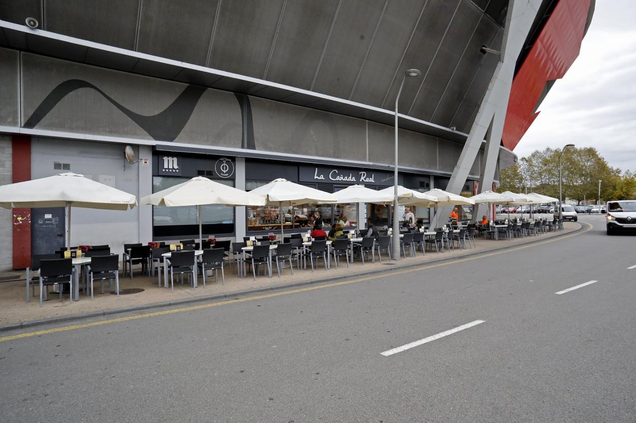 Terrazas hosteleras, ayer, en los bajos de la tribuna sur de El Molinón. A todos los negocios instalados en el estadio gijonés les repercutirá la subida del IBI. 