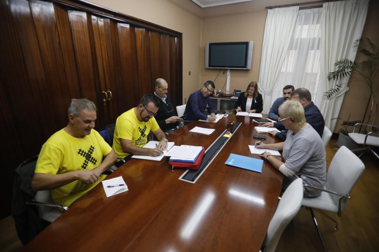 Un momento del encuentro entre la plataforma y los portavoces municipales de Langreo. 