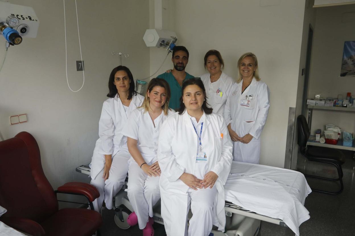 Victoria Jamart, Carmen Noguerol y María José Álvarez. Detrás, Sergio Valle, Charo García y Alba Riesgo, en la Unidad del Dolor del Hospital Valle del Nalón.