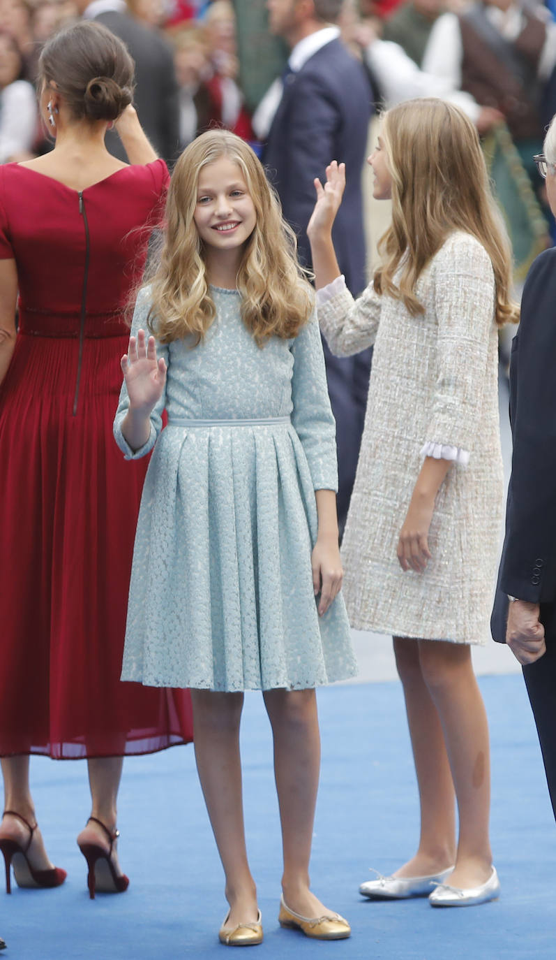 El look de la Princesa Leonor en el Campoamor. Vestido azul celeste de escotea la caja y manga francesa con bailarinas doradas para leer su primer discurso. 