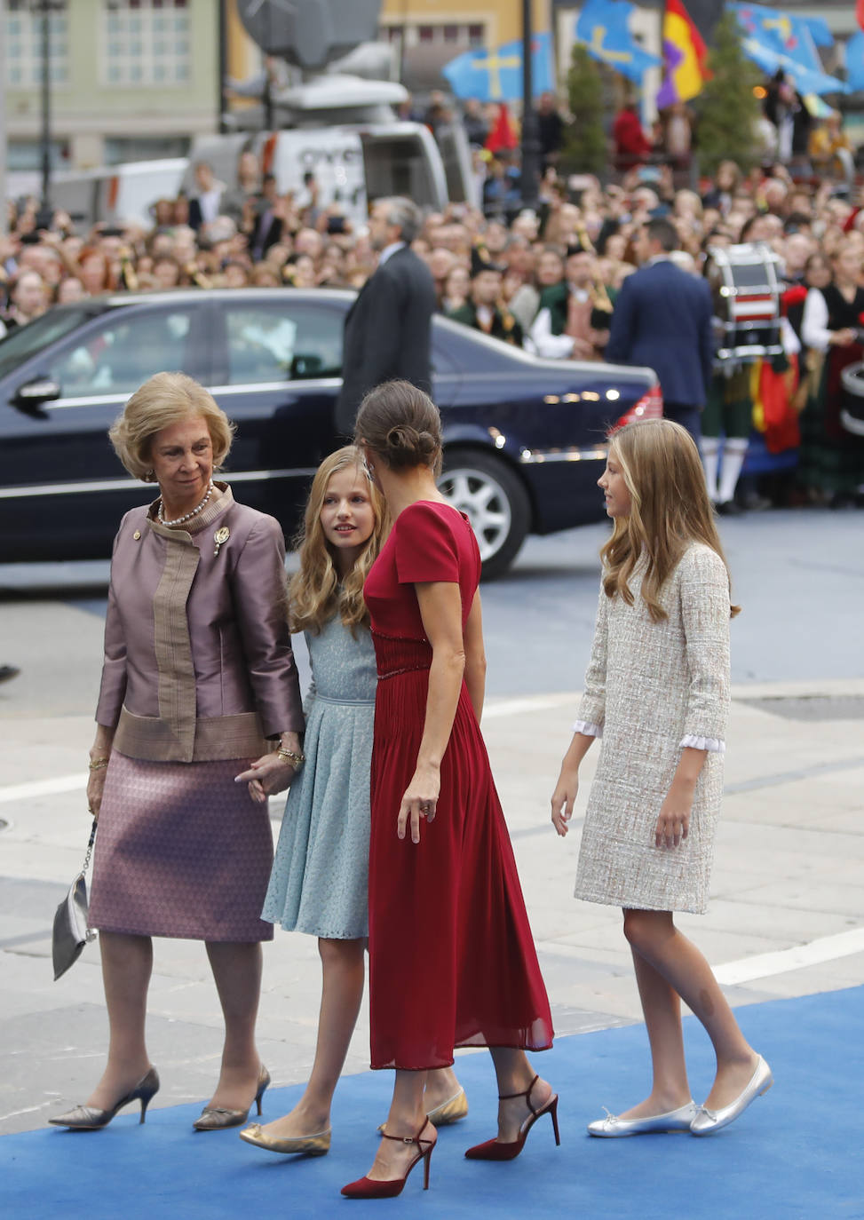 El look de la infanta Sofía en el Campoamor. Vestido recto de tweed conhilo dorado, pequeños volantes en las bocamanas y bailarinas plateadas. 