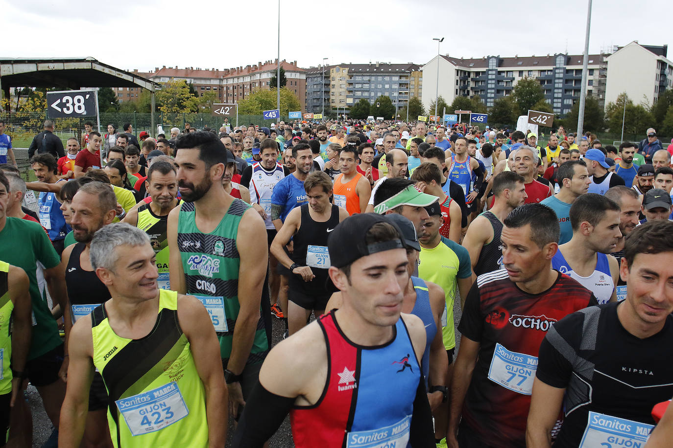 La octava edición de la Sanitas Marca Running Series, que recorrió diez kilómetros a través de la costa gijonesa, alcanza sus previsiones de participación y culmina con la victoria de Javier Benito e Irene Loizate