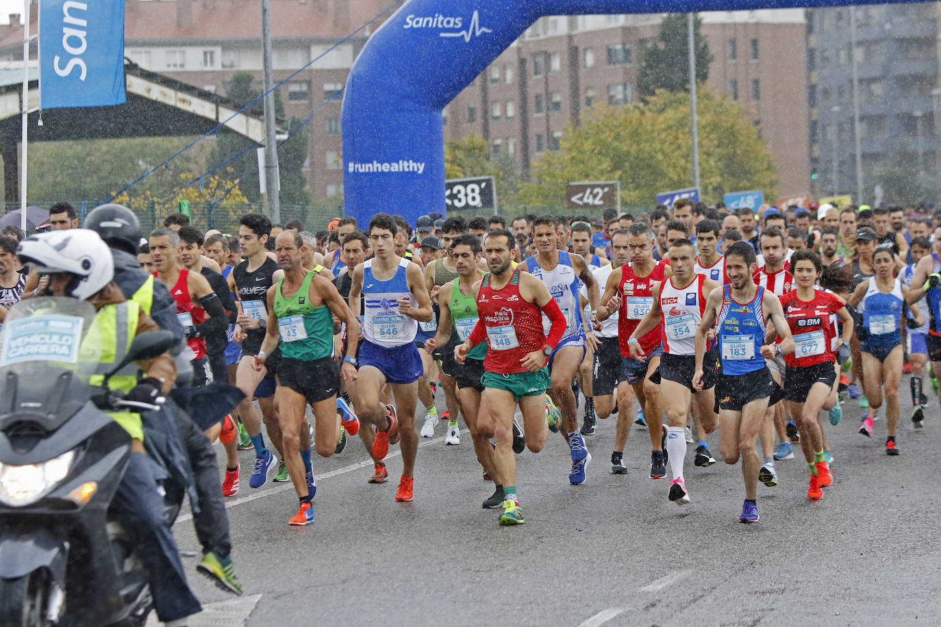 La octava edición de la Sanitas Marca Running Series, que recorrió diez kilómetros a través de la costa gijonesa, alcanza sus previsiones de participación y culmina con la victoria de Javier Benito e Irene Loizate