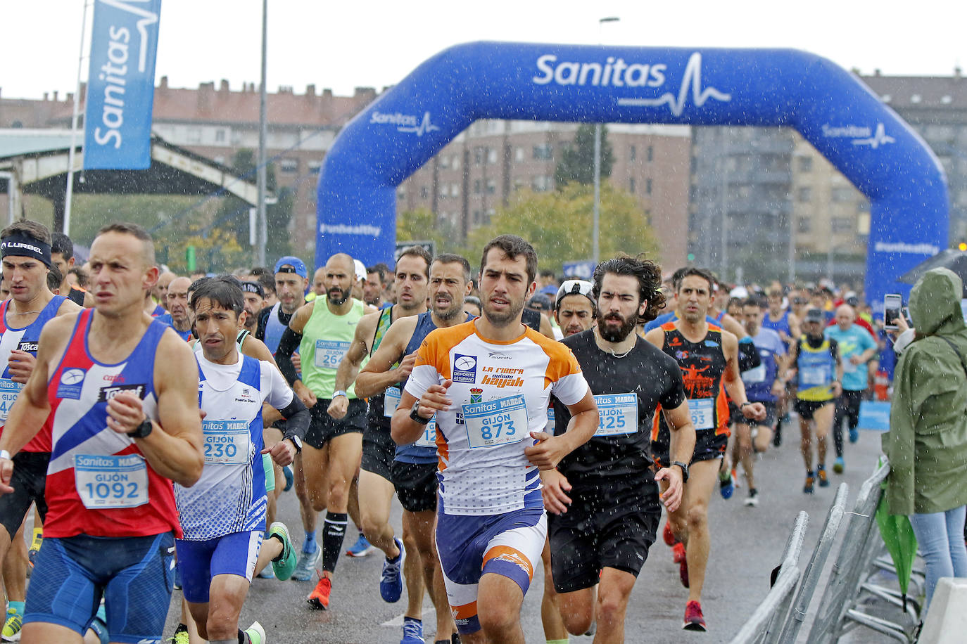 La octava edición de la Sanitas Marca Running Series, que recorrió diez kilómetros a través de la costa gijonesa, alcanza sus previsiones de participación y culmina con la victoria de Javier Benito e Irene Loizate