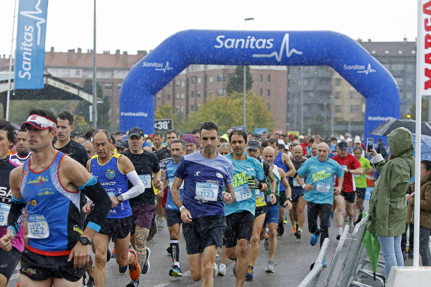 La octava edición de la Sanitas Marca Running Series, que recorrió diez kilómetros a través de la costa gijonesa, alcanza sus previsiones de participación y culmina con la victoria de Javier Benito e Irene Loizate