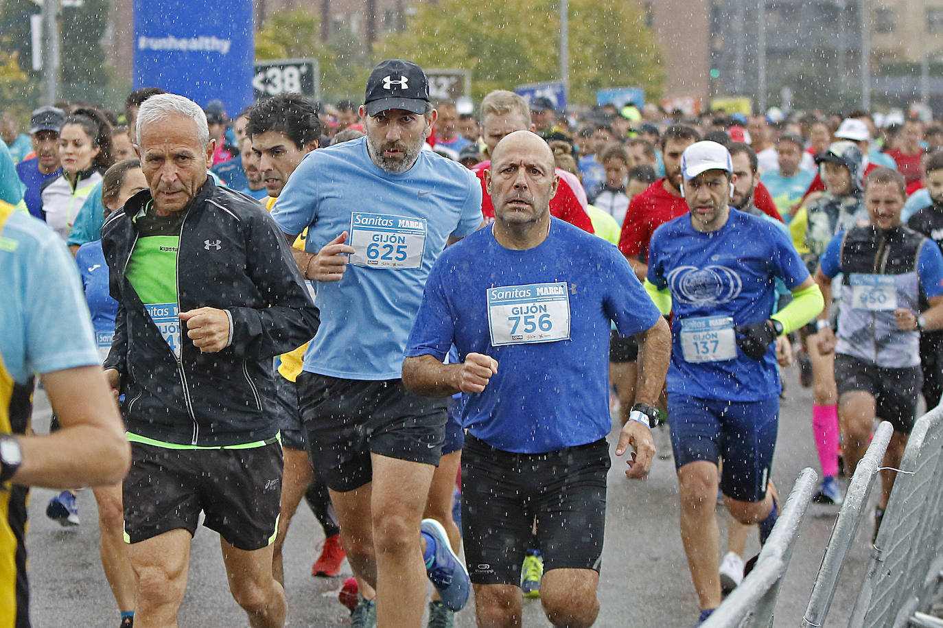 La octava edición de la Sanitas Marca Running Series, que recorrió diez kilómetros a través de la costa gijonesa, alcanza sus previsiones de participación y culmina con la victoria de Javier Benito e Irene Loizate