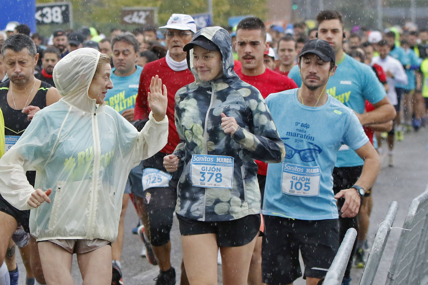 La octava edición de la Sanitas Marca Running Series, que recorrió diez kilómetros a través de la costa gijonesa, alcanza sus previsiones de participación y culmina con la victoria de Javier Benito e Irene Loizate