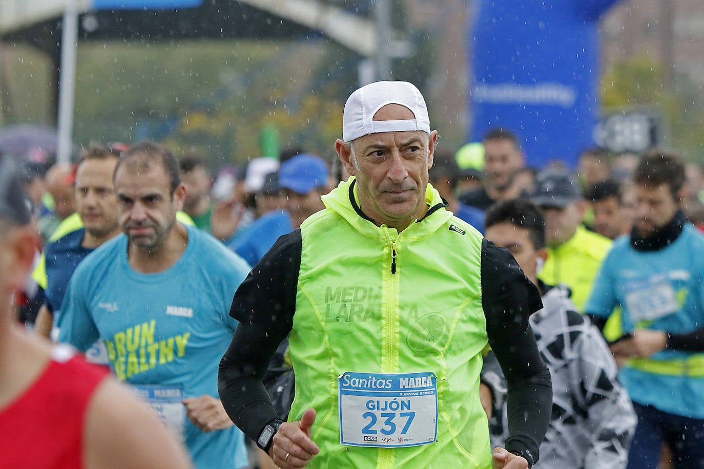 La octava edición de la Sanitas Marca Running Series, que recorrió diez kilómetros a través de la costa gijonesa, alcanza sus previsiones de participación y culmina con la victoria de Javier Benito e Irene Loizate