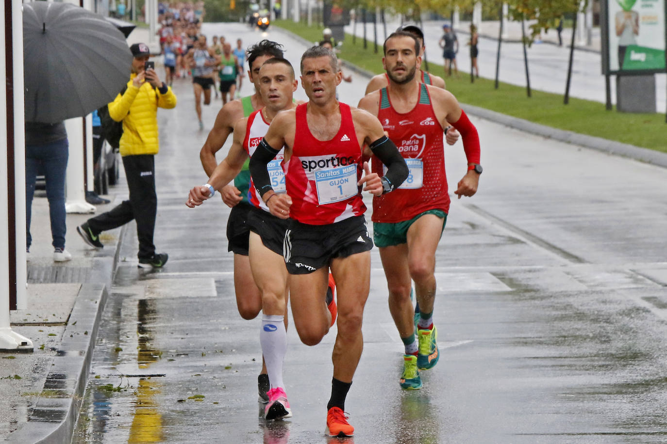 La octava edición de la Sanitas Marca Running Series, que recorrió diez kilómetros a través de la costa gijonesa, alcanza sus previsiones de participación y culmina con la victoria de Javier Benito e Irene Loizate