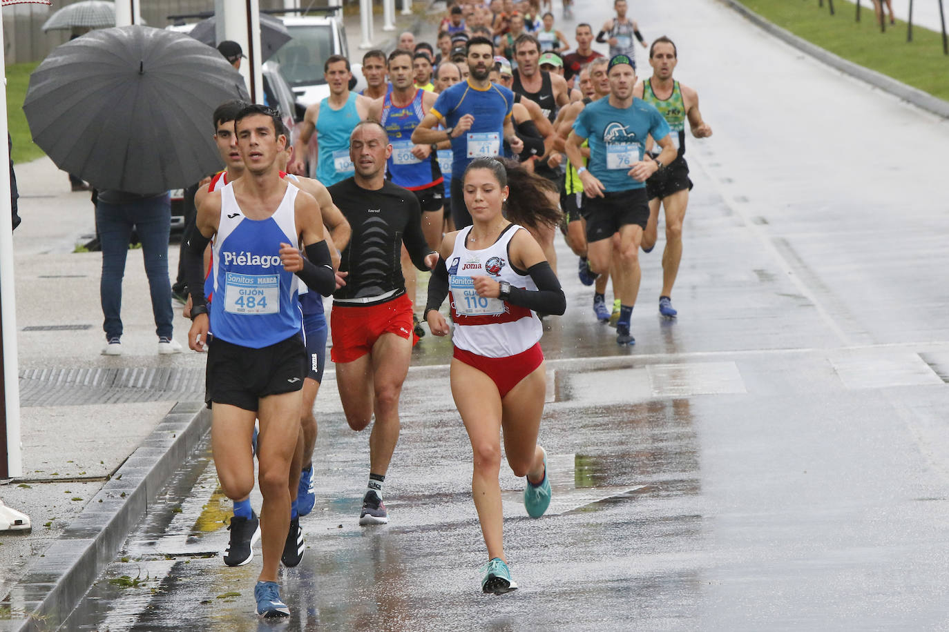 La octava edición de la Sanitas Marca Running Series, que recorrió diez kilómetros a través de la costa gijonesa, alcanza sus previsiones de participación y culmina con la victoria de Javier Benito e Irene Loizate