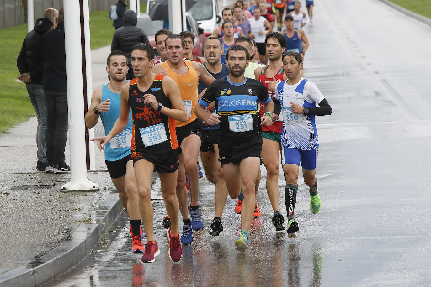 La octava edición de la Sanitas Marca Running Series, que recorrió diez kilómetros a través de la costa gijonesa, alcanza sus previsiones de participación y culmina con la victoria de Javier Benito e Irene Loizate