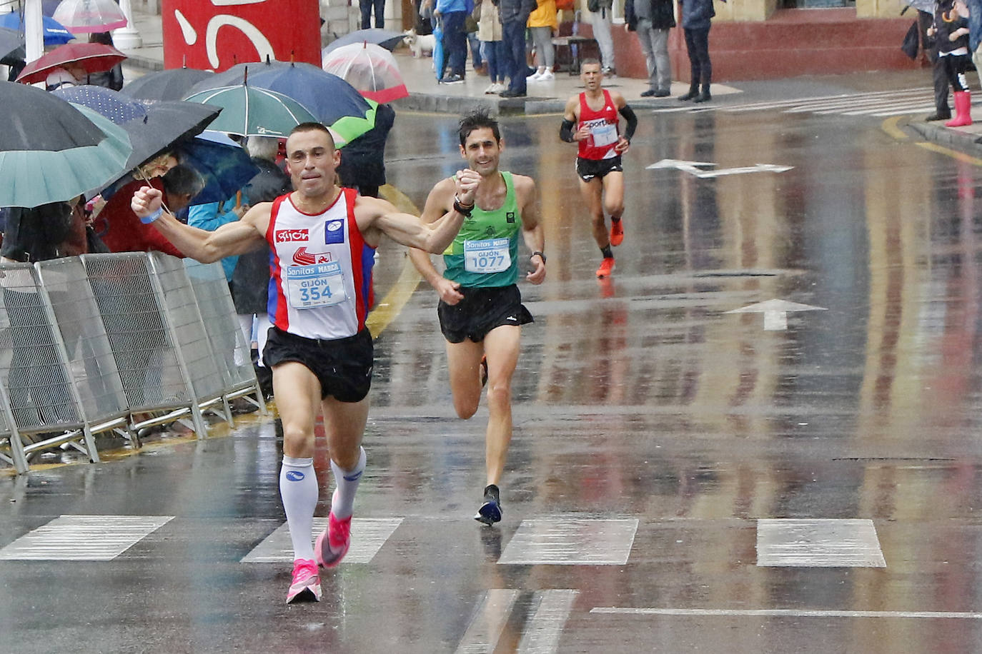 La octava edición de la Sanitas Marca Running Series, que recorrió diez kilómetros a través de la costa gijonesa, alcanza sus previsiones de participación y culmina con la victoria de Javier Benito e Irene Loizate