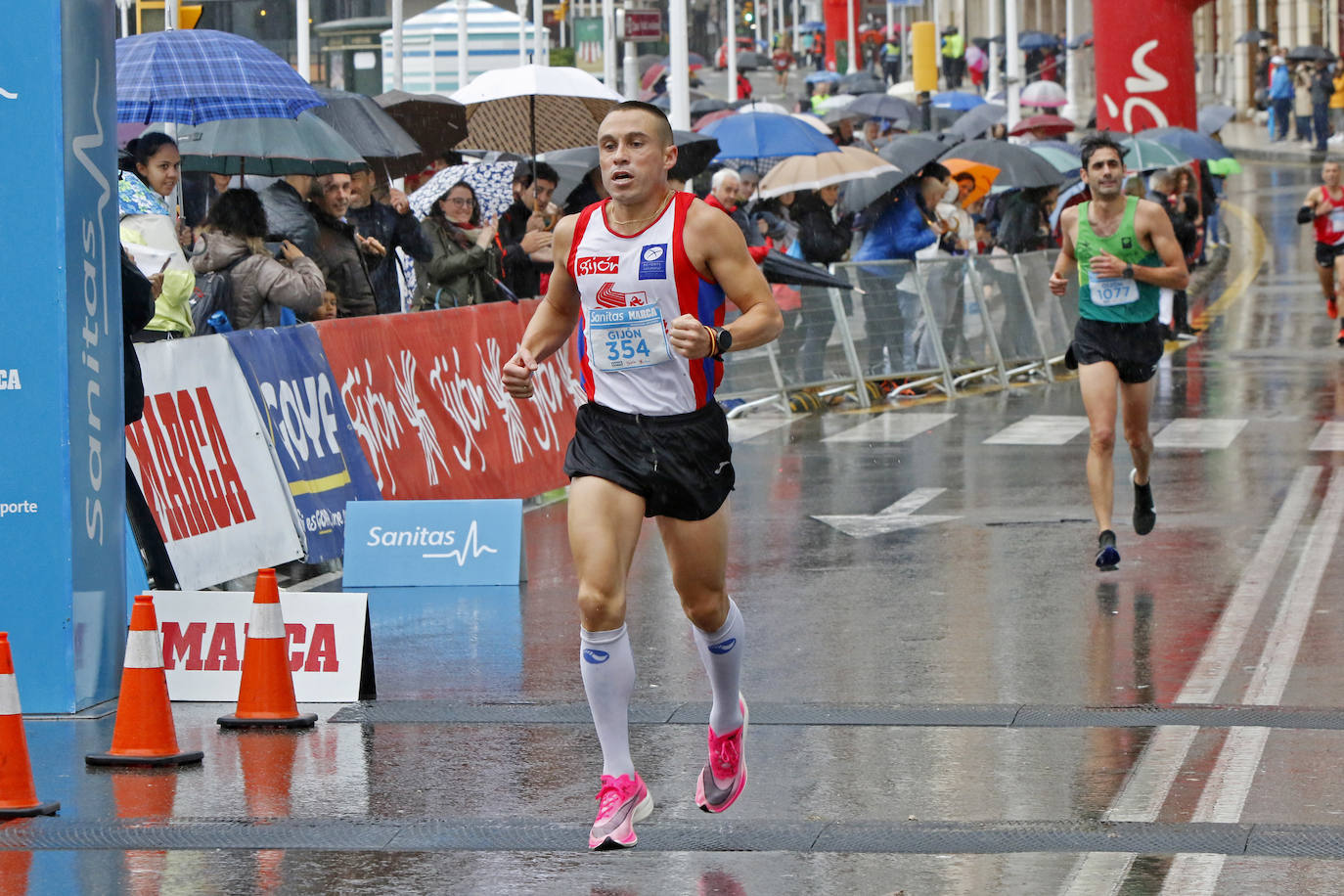 La octava edición de la Sanitas Marca Running Series, que recorrió diez kilómetros a través de la costa gijonesa, alcanza sus previsiones de participación y culmina con la victoria de Javier Benito e Irene Loizate