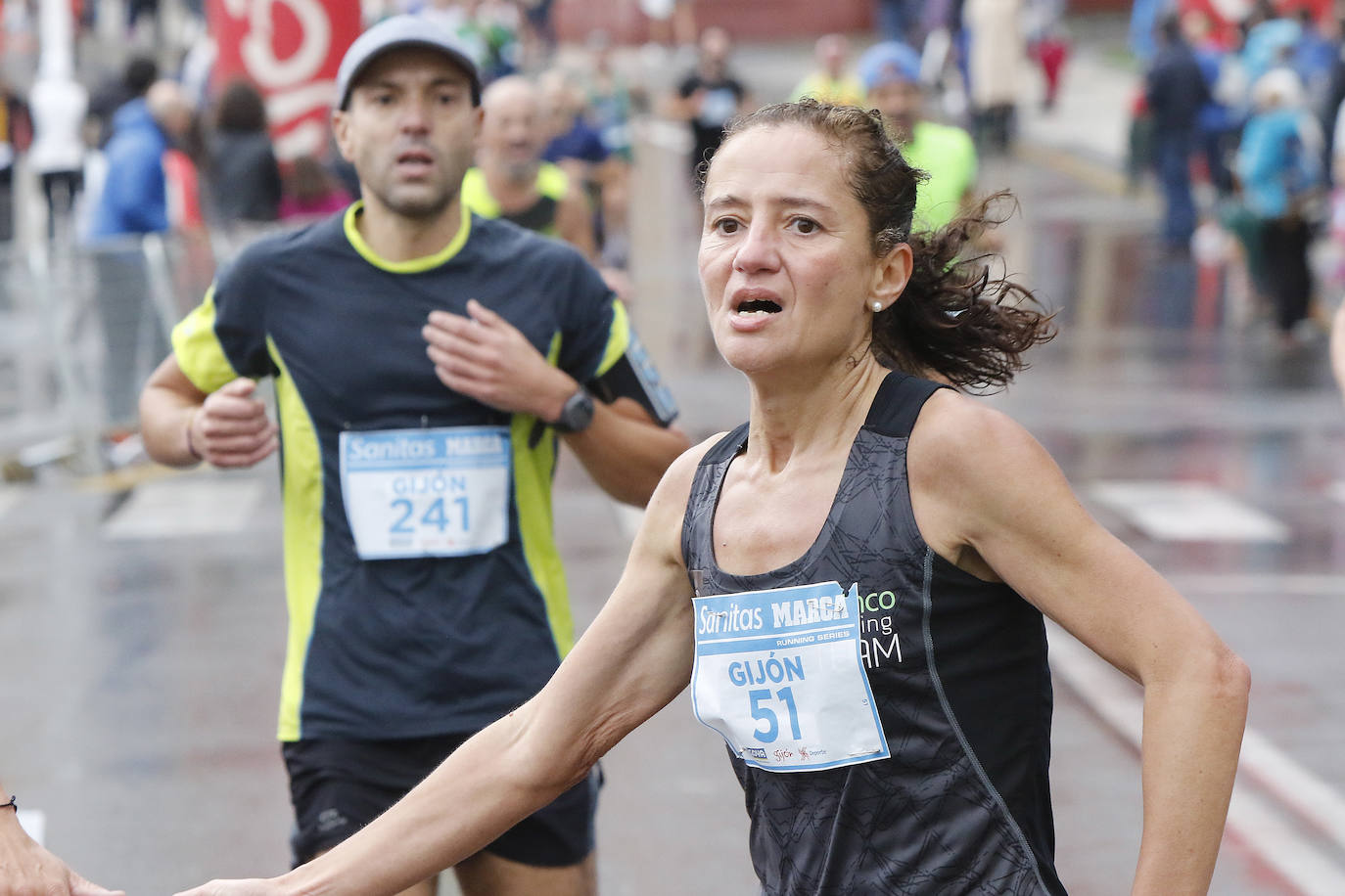 La octava edición de la Sanitas Marca Running Series, que recorrió diez kilómetros a través de la costa gijonesa, alcanza sus previsiones de participación y culmina con la victoria de Javier Benito e Irene Loizate