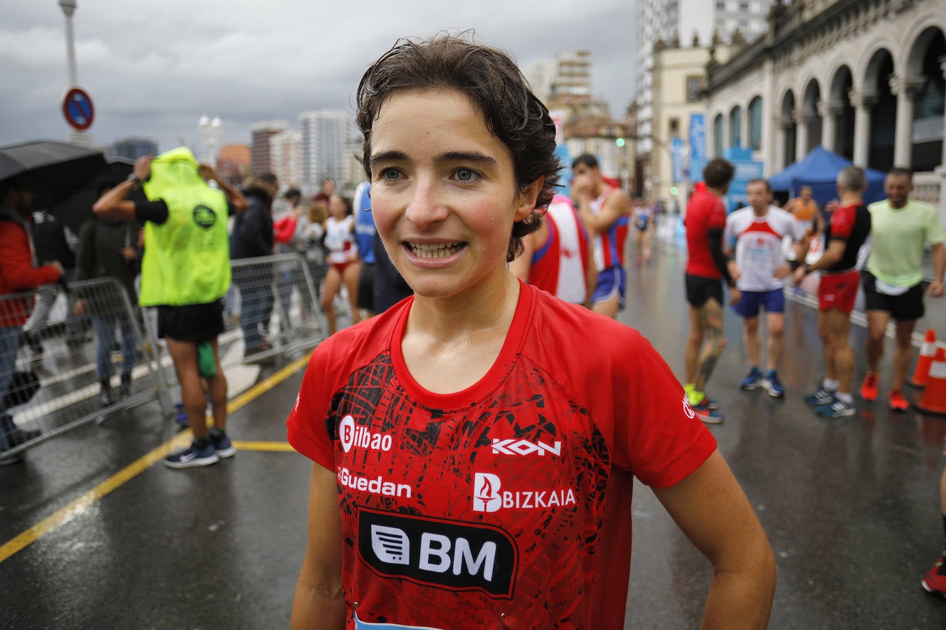 La octava edición de la Sanitas Marca Running Series, que recorrió diez kilómetros a través de la costa gijonesa, alcanza sus previsiones de participación y culmina con la victoria de Javier Benito e Irene Loizate