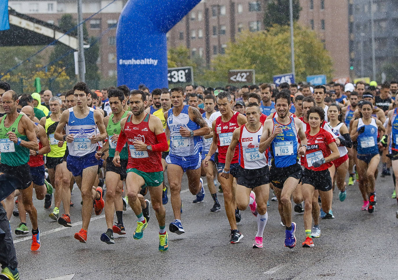 La octava edición de la Sanitas Marca Running Series, que recorre diez kilómetros a través de la costa gijonesa, alcanza sus previsiones de participación.