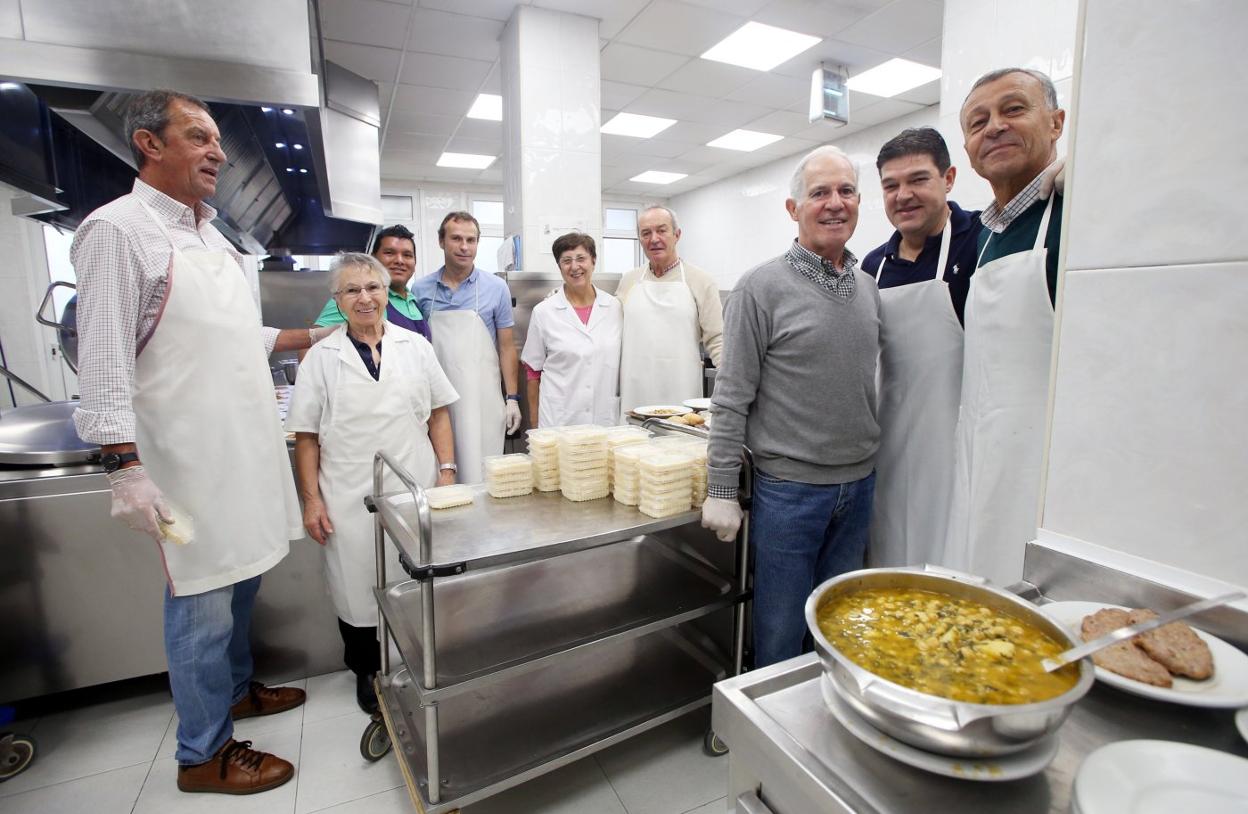 Los veteranos del Oviedo en la cocina económica. :: PIÑA