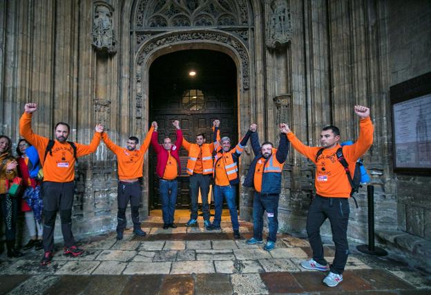 Los miembros del comité de empresa, con los encerrados, en la puerta de la Catedral.